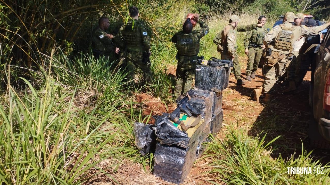 PF, PC e PM apreendem fardos de drogas no Rio Iguaçu em Foz do Iguaçu
