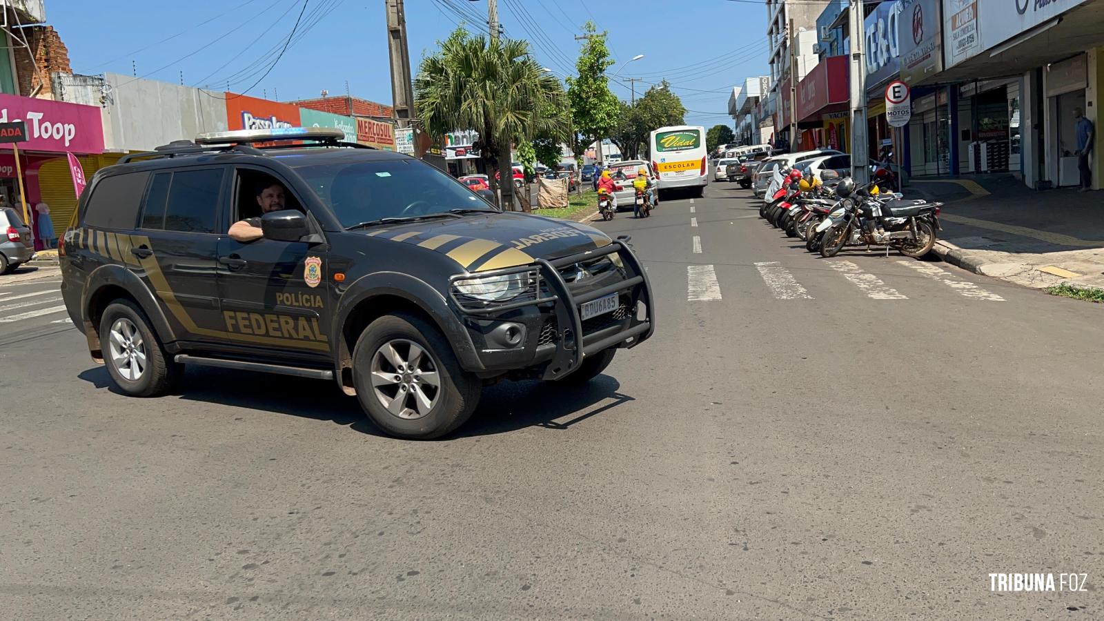 Policia Federal prende uma pessoa e fecha depósito ilegal de mercadorias descaminhadas