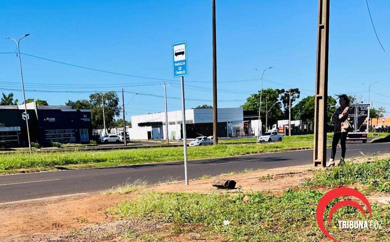 Ponto de ônibus na marginal da BR-277 se resume a uma placa. População fica sem abrigo do sol e da chuva em Foz do Iguaçu Ponto de ônibus na marginal da BR-277 se resume a uma placa. População fica sem abrigo do sol e da chuva em Foz do Iguaçu