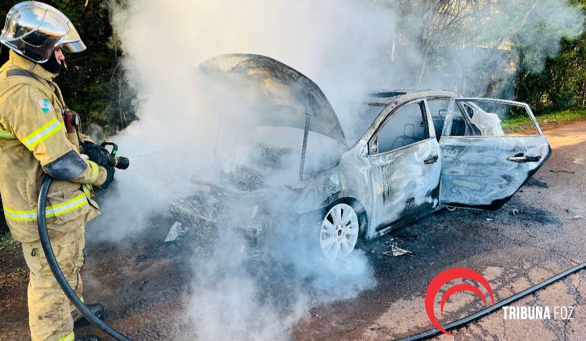 Veículo é destruído após incêndio na Av. Fiorino Brol 