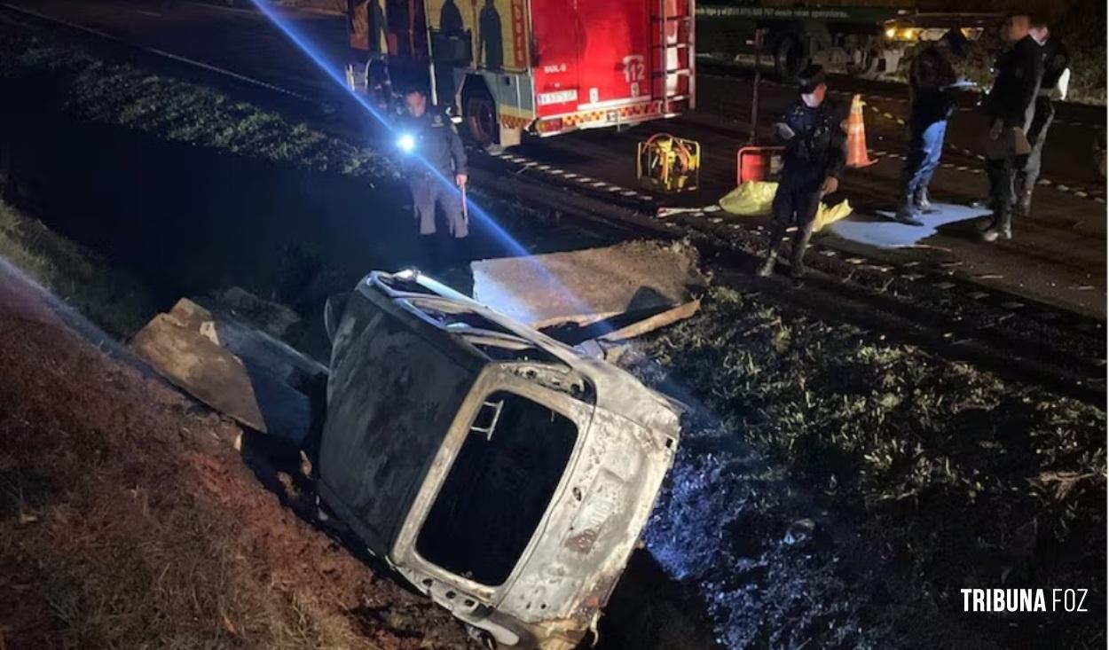 Veiculo pega fogo após acidente e condutora morre carbonizada no Paraguai Veiculo pega fogo após acidente e condutora morre carbonizada no Paraguai
