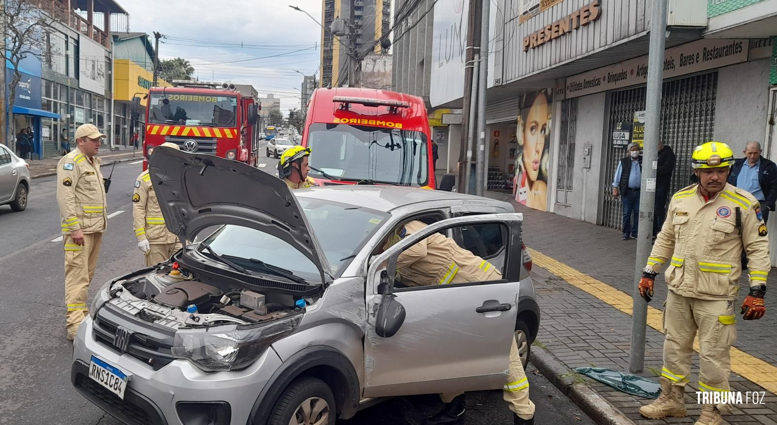 Veiculo tomba após colisão no centro de Foz do Iguaçu