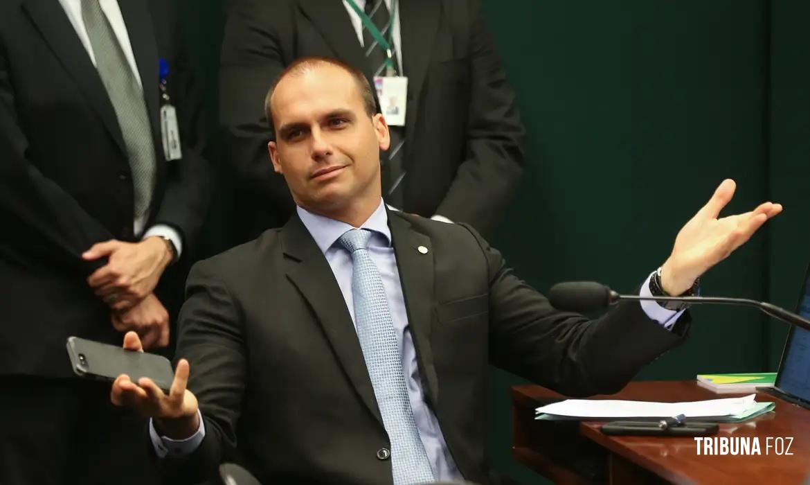 Câmara tenta cobrar R$ 13,9 mil de Eduardo Bolsonaro por faltas Câmara tenta cobrar R$ 13,9 mil de Eduardo Bolsonaro por faltas