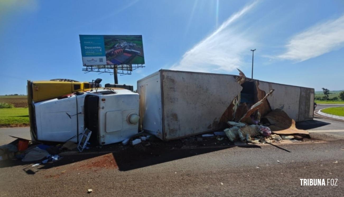 Caminhão tomba próximo a Itaipulândia e motorista sofre ferimentos leves
