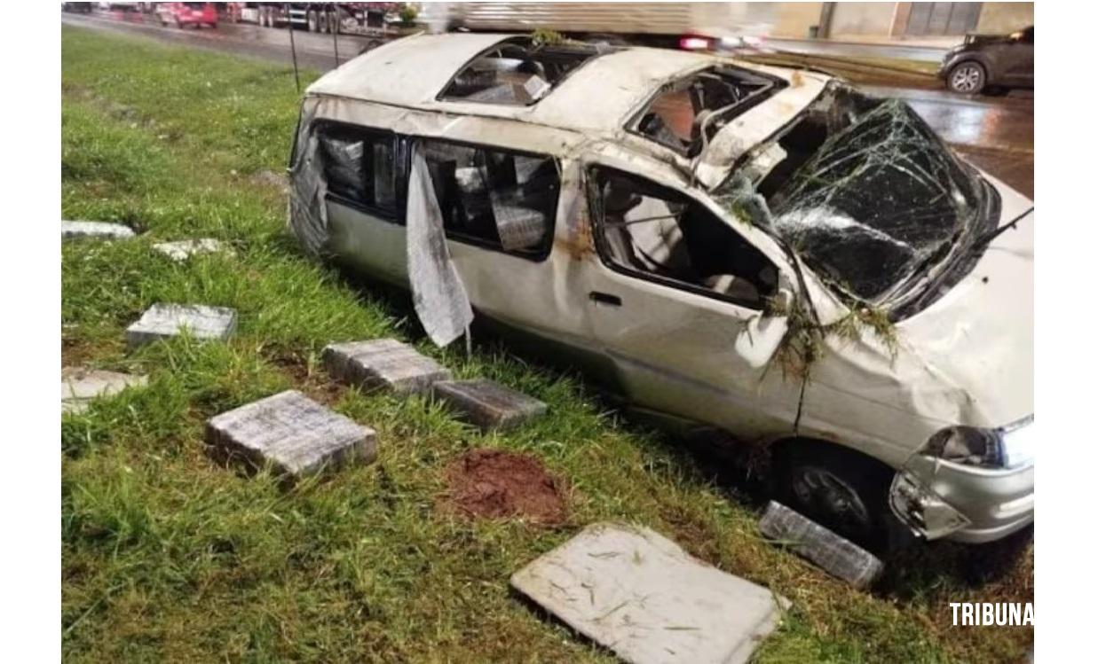Condutor foge após capota veículo com quase três toneladas de maconha em Ciudad Del Este