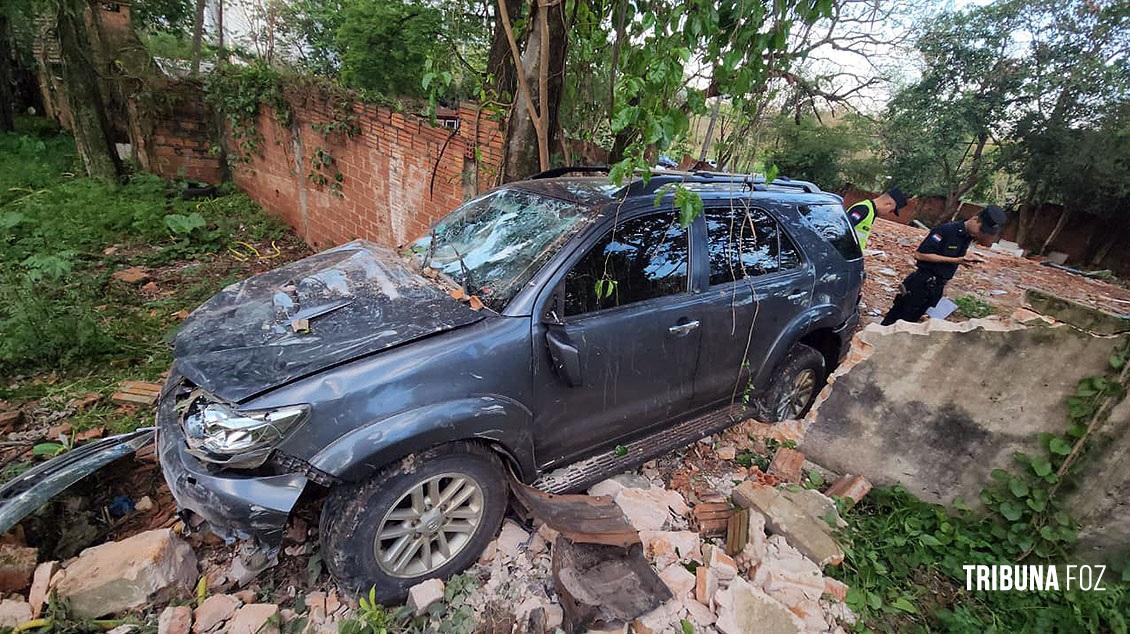 Condutor idoso de 85 anos colide contra muro em Ciudad Del Este Condutor idoso de 85 anos colide contra muro em Ciudad Del Este