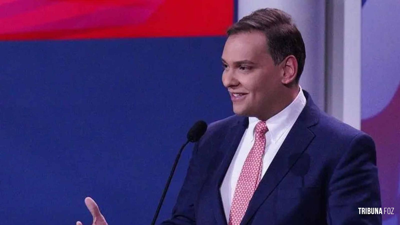 Ex-deputado de origem brasileira George Santos deixa prisão americana após perdão de Trump Ex-deputado de origem brasileira George Santos deixa prisão americana após perdão de Trump