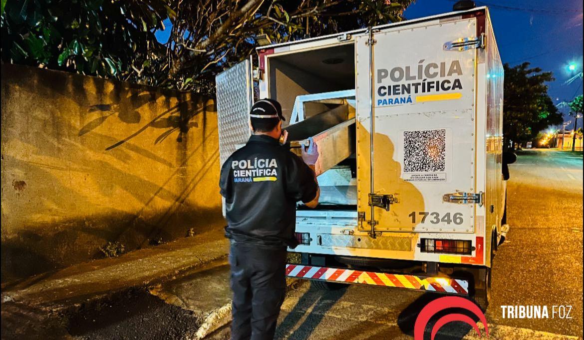 Filha vela o corpo da mãe em casa após longa espera por remoção e passa a noite ao lado do corpo Filha vela o corpo da mãe em casa após longa espera por remoção e passa a noite ao lado do corpo