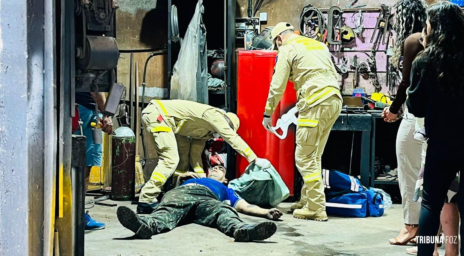 Homem cair de escada enquanto instalava câmera de segurança Homem cair de escada enquanto instalava câmera de segurança