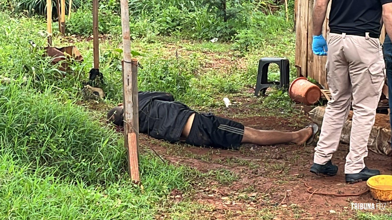 Homem é encontrado morto com diversos tiros no Jardim Dourado Homem é encontrado morto com diversos tiros no Jardim Dourado