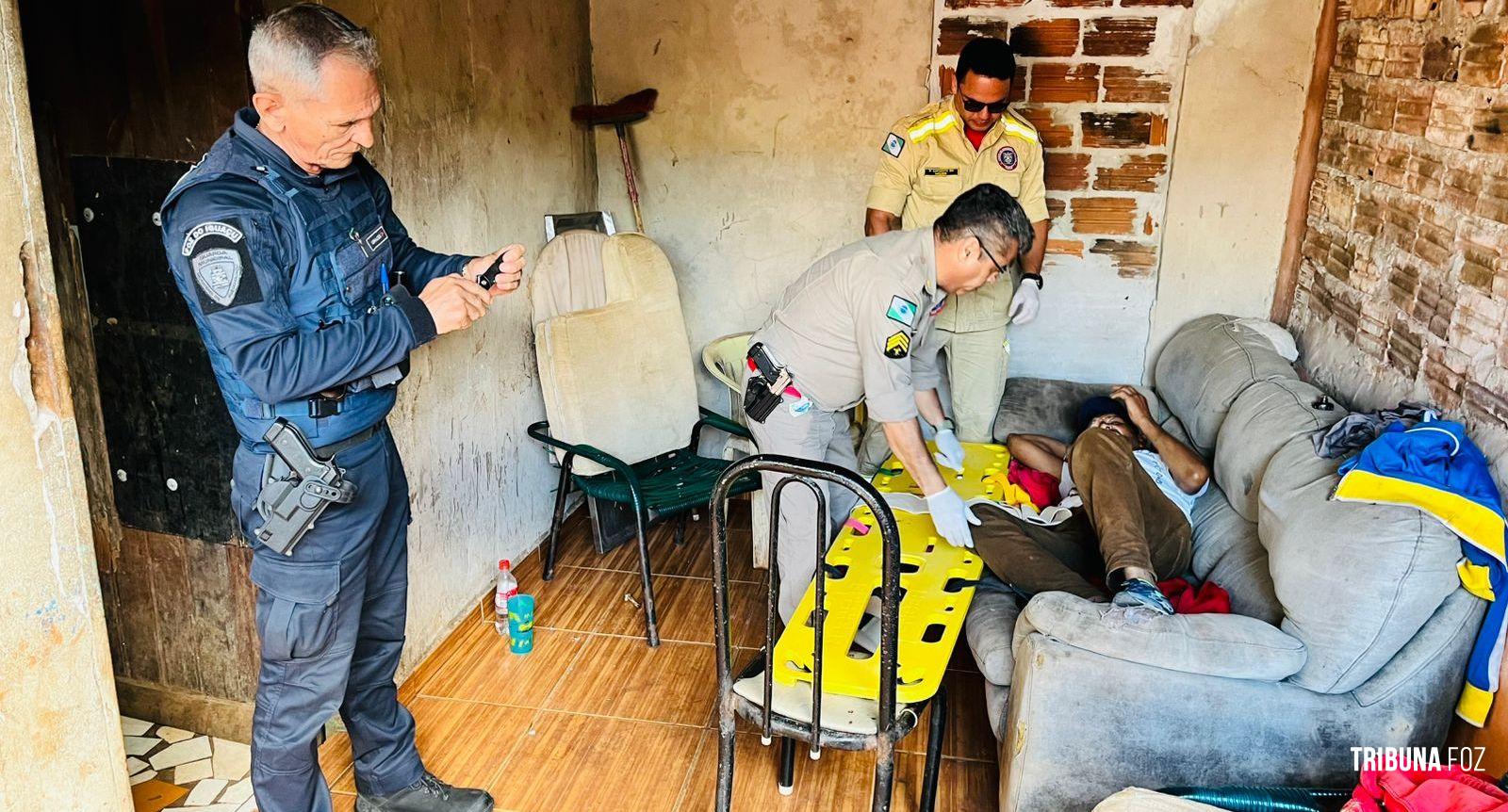 Homem é esfaqueado em plena luz do dia no Bairro Três Lagoas  Homem é esfaqueado em plena luz do dia no Bairro Três Lagoas