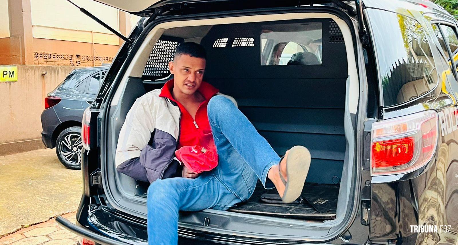 Homem é preso após roubar veículo e ser perseguido pela Serviço de Inteligência da PM na BR-277 Homem é preso após roubar veículo e ser perseguido pela Serviço de Inteligência da PM na BR-277