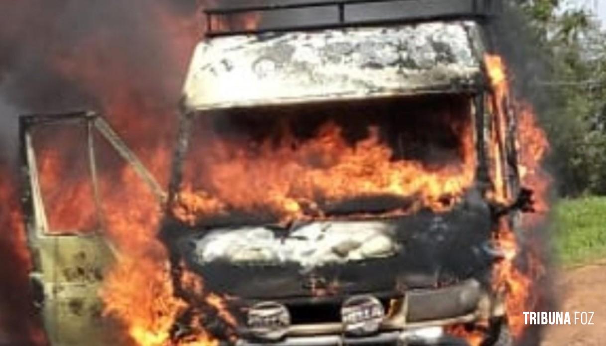 Incêndio consome veículo em Minga Guazú no Paraguai Incêndio consome veículo em Minga Guazú no Paraguai