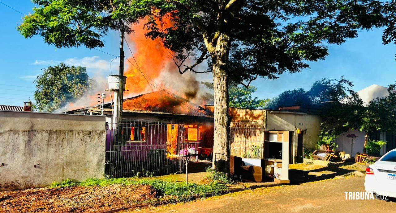 Incêndio residencial destrói duas casas no Conjunto Libra em Foz do Iguaçu Incêndio residencial destrói duas casas no Conjunto Libra em Foz do Iguaçu