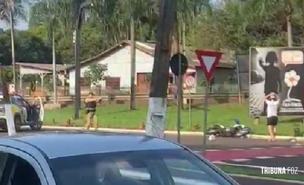 Jovem motociclista não respeita abordagem policial e é derrubado pela viatura policial em Santa Helena