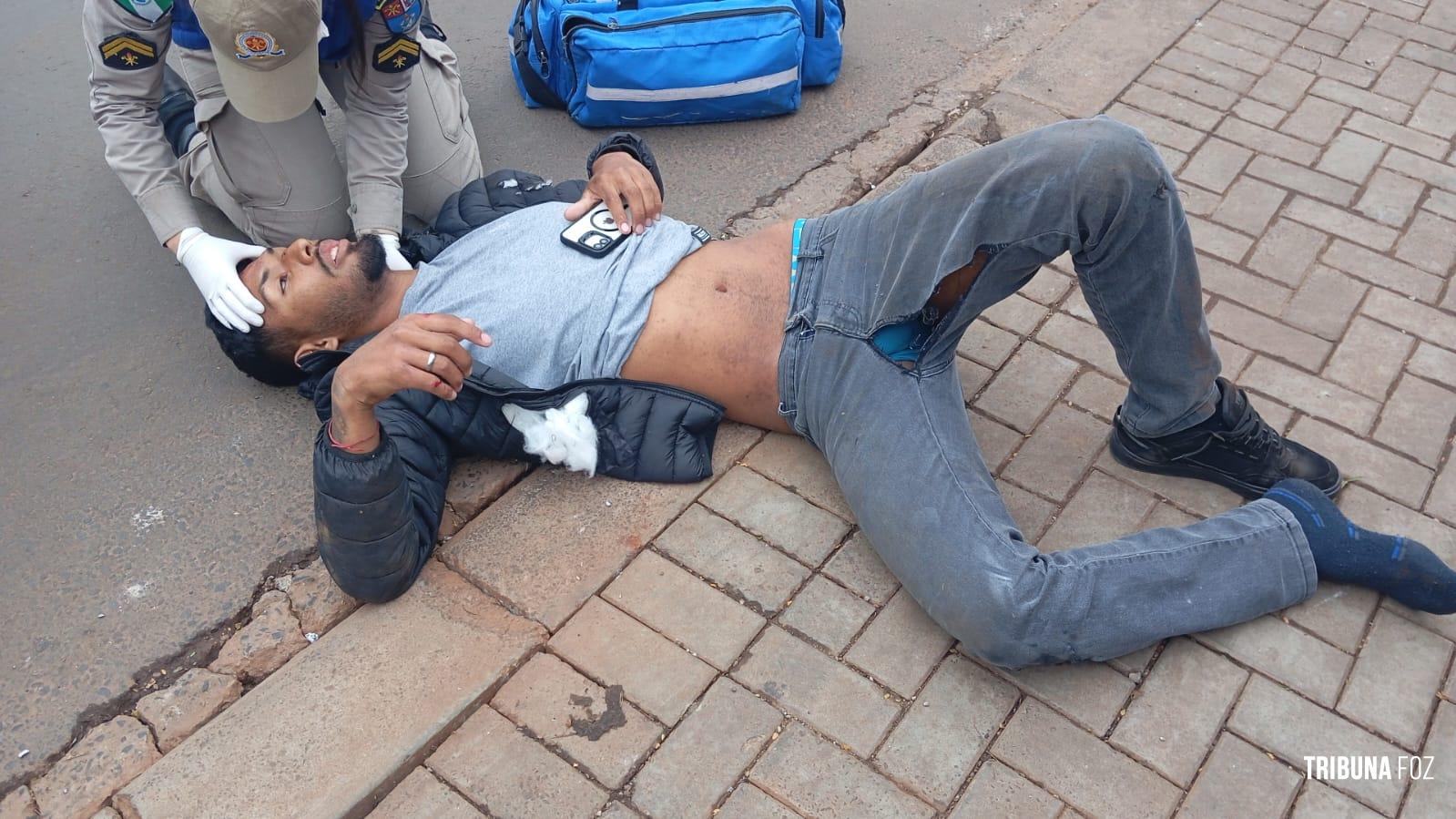 Motociclista é socorrido pelo Siate após colisão na Rua Golfinho no Bairro Porto Meira Motociclista é socorrido pelo Siate após colisão na Rua Golfinho no Bairro Porto Meira
