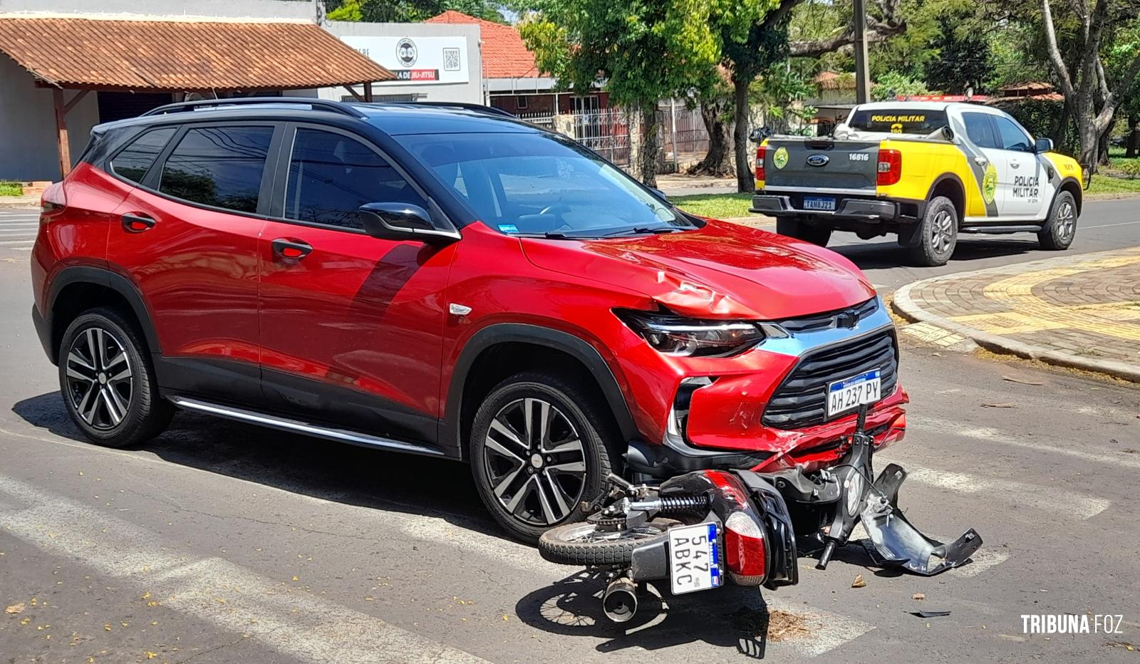 Motociclista fica ferida após colisão na Av. Iguaçu