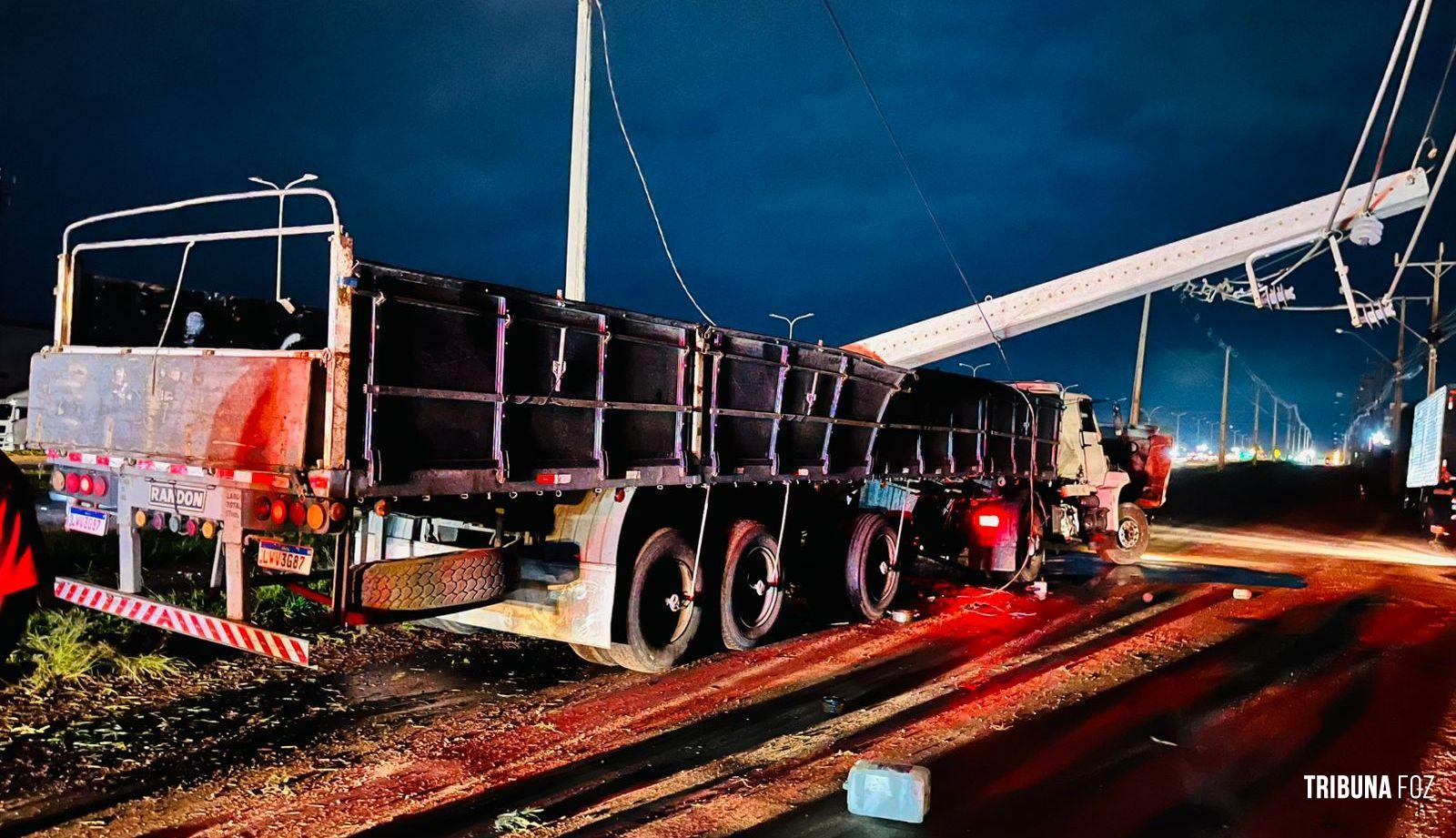 Motorista de carreta fica ferido após acidente na marginal da BR-277