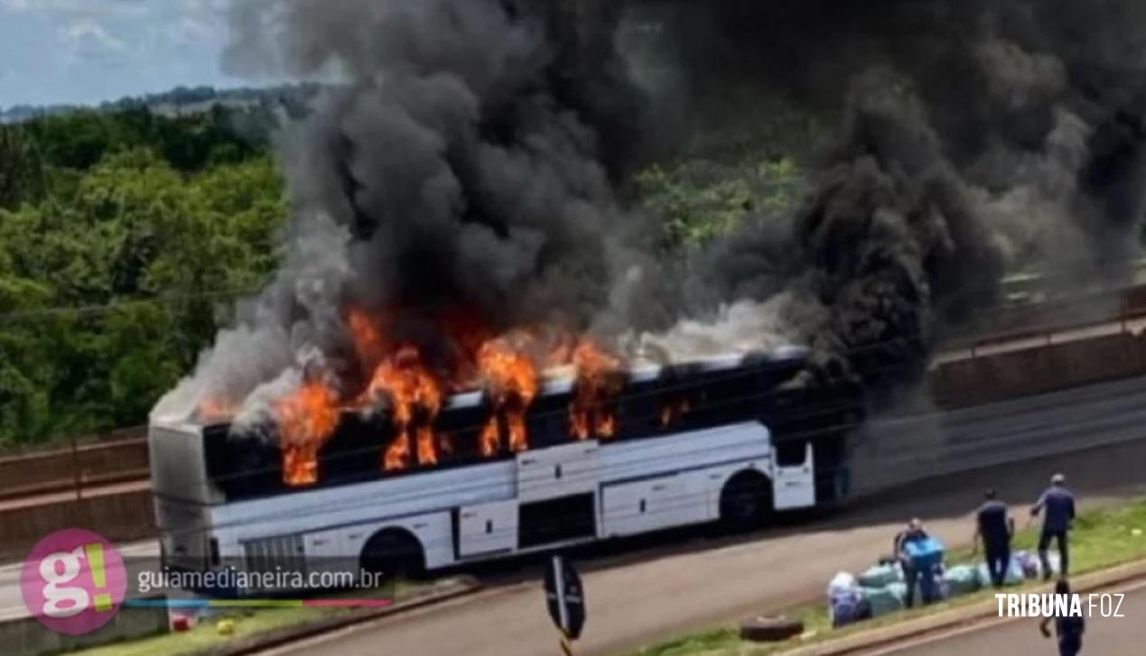 Ônibus de compristas pega fogo na BR 277 entre Matelândia e o Distrito Agro Cafeeira Ônibus de compristas pega fogo na BR 277 entre Matelândia e o Distrito Agro Cafeeira