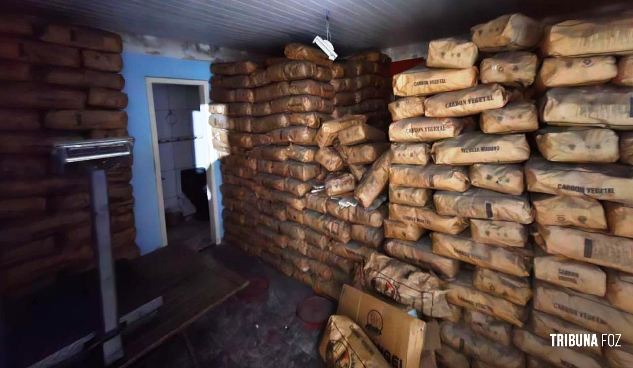 PF, PM e RF apreende 400 caixas de cigarros e 8 toneladas de carvão contrabandeados em Foz do Iguaçu PF, PM e RF apreende 400 caixas de cigarros e 8 toneladas de carvão contrabandeados em Foz do Iguaçu