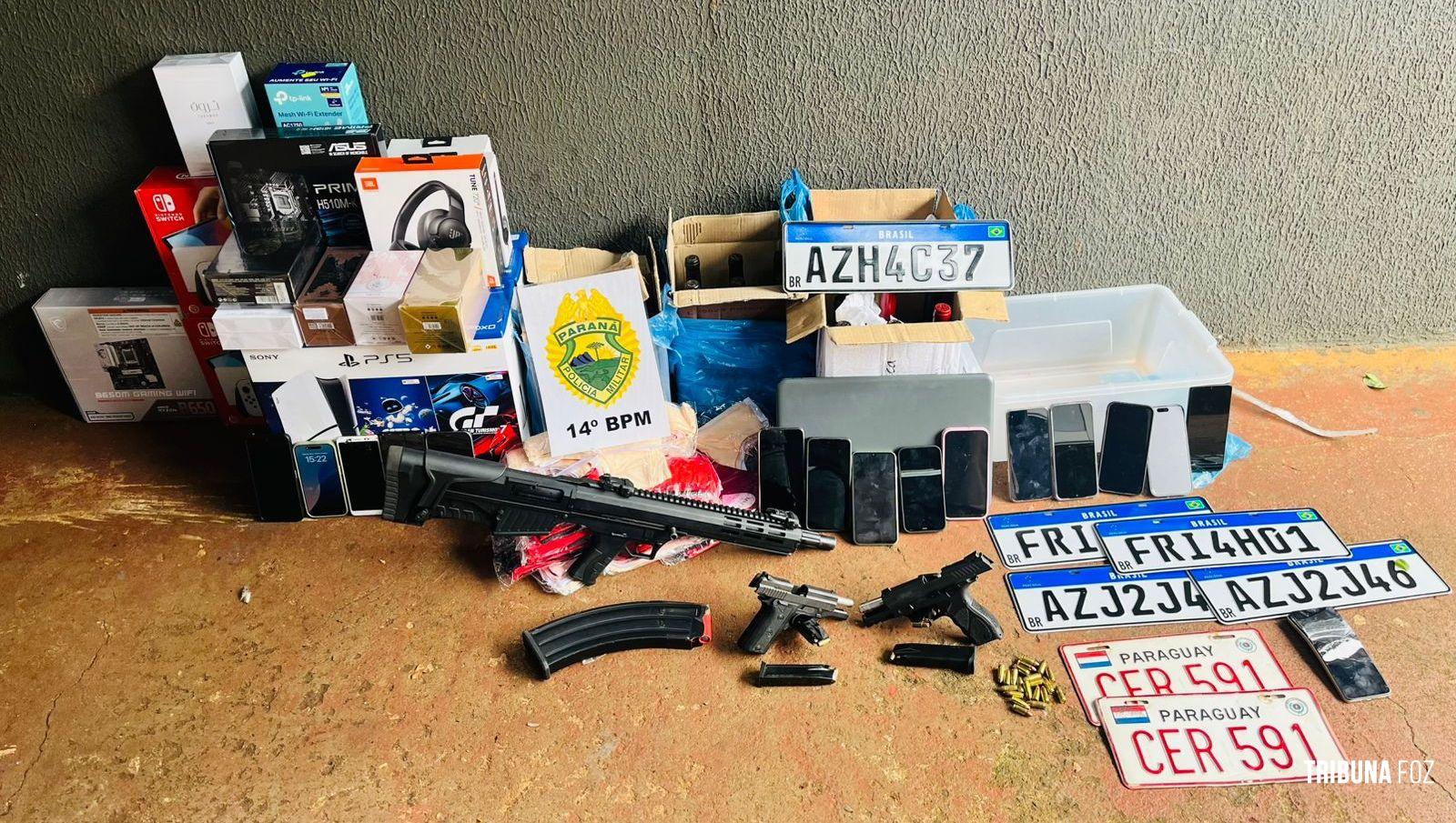 PM prende 11 pessoas e apreende armas, veículo blindado e produtos roubados em Foz do Iguaçu PM prende 11 pessoas e apreende armas, veículo blindado e produtos roubados em Foz do Iguaçu