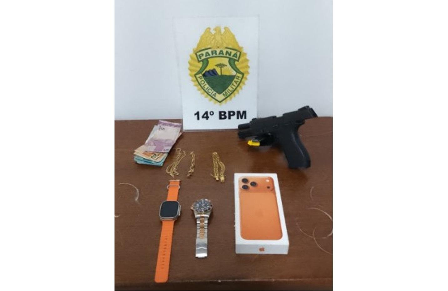 PM prende dois assaltantes após roubo e troca de tiros em Foz do Iguaçu PM prende dois assaltantes após roubo e troca de tiros em Foz do Iguaçu