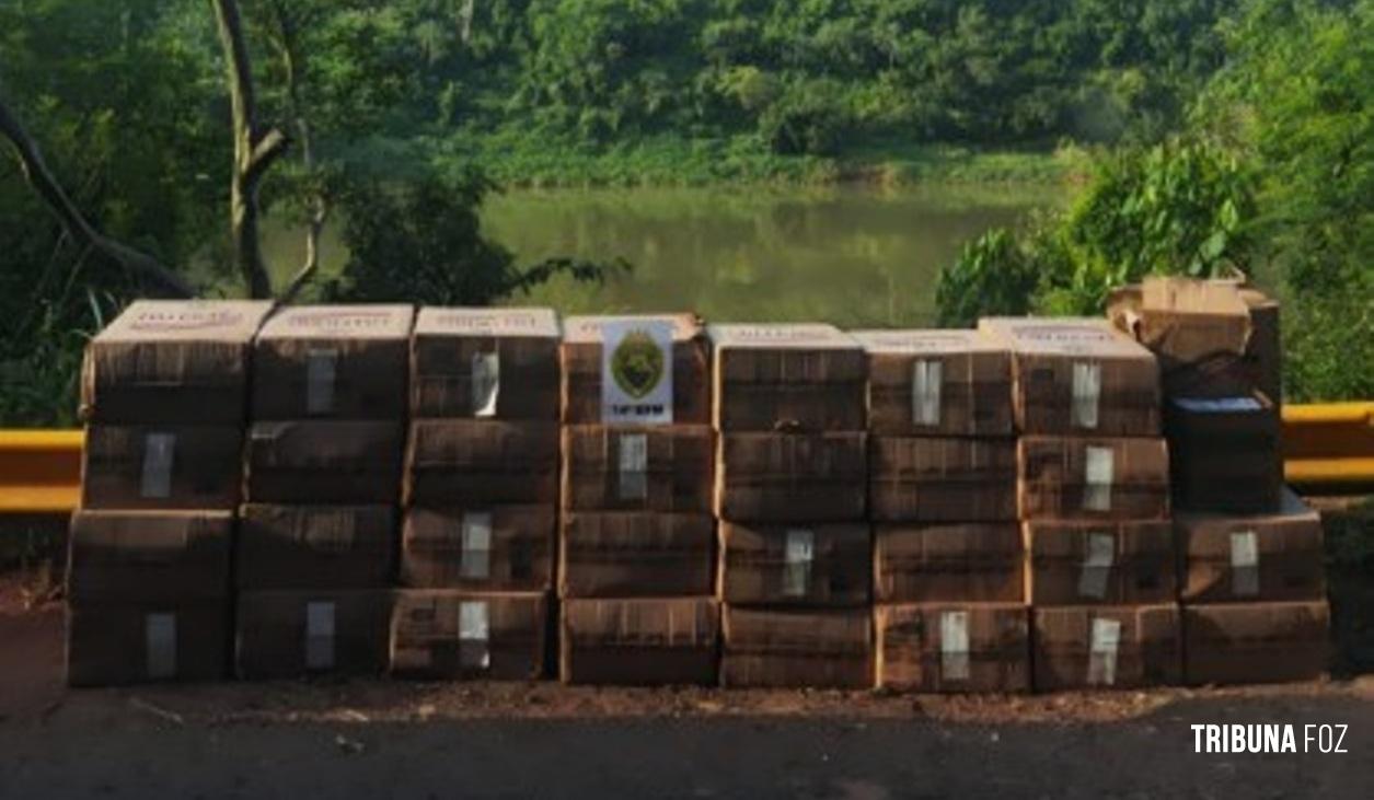 Polícia Militar apreende 31 caixas de cigarros contrabandeados às margens do Rio Iguaçu Polícia Militar apreende 31 caixas de cigarros contrabandeados às margens do Rio Iguaçu