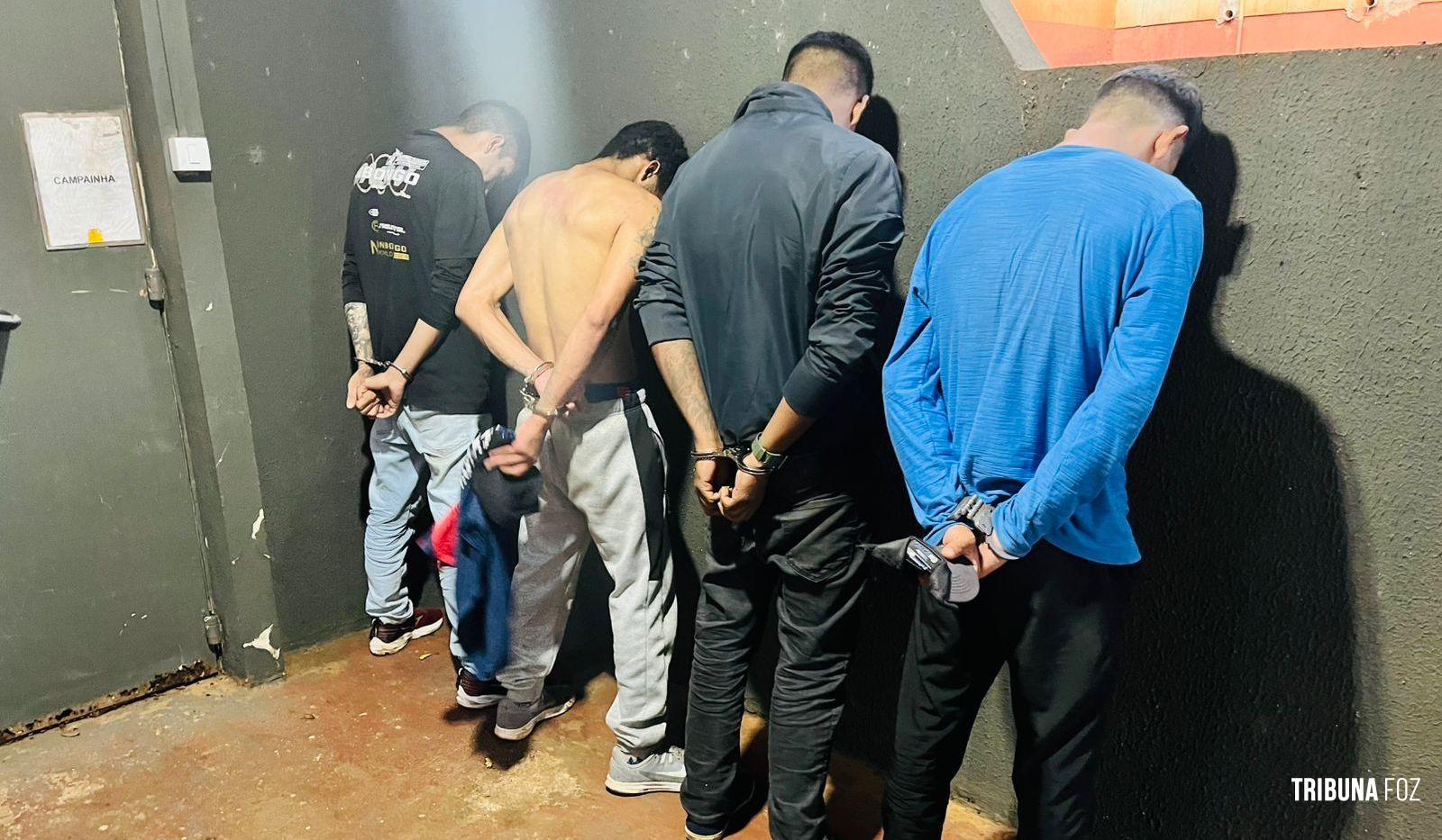 Polícia Militar apreende armas e detém quatro pessoas no Jardim Santa Rosa Polícia Militar apreende armas e detém quatro pessoas no Jardim Santa Rosa
