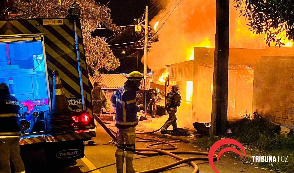 Três incêndios a residências mobilizam o Corpo de Bombeiros na noite de quinta-feira  Três incêndios a residências mobilizam o Corpo de Bombeiros na noite de quinta-feira