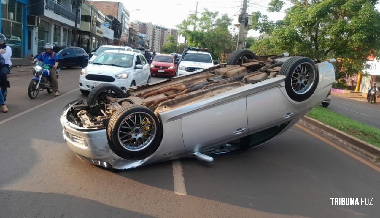 Veiculo capota após acidente de trânsito em Ciudad Del Este Veiculo capota após acidente de trânsito em Ciudad Del Este