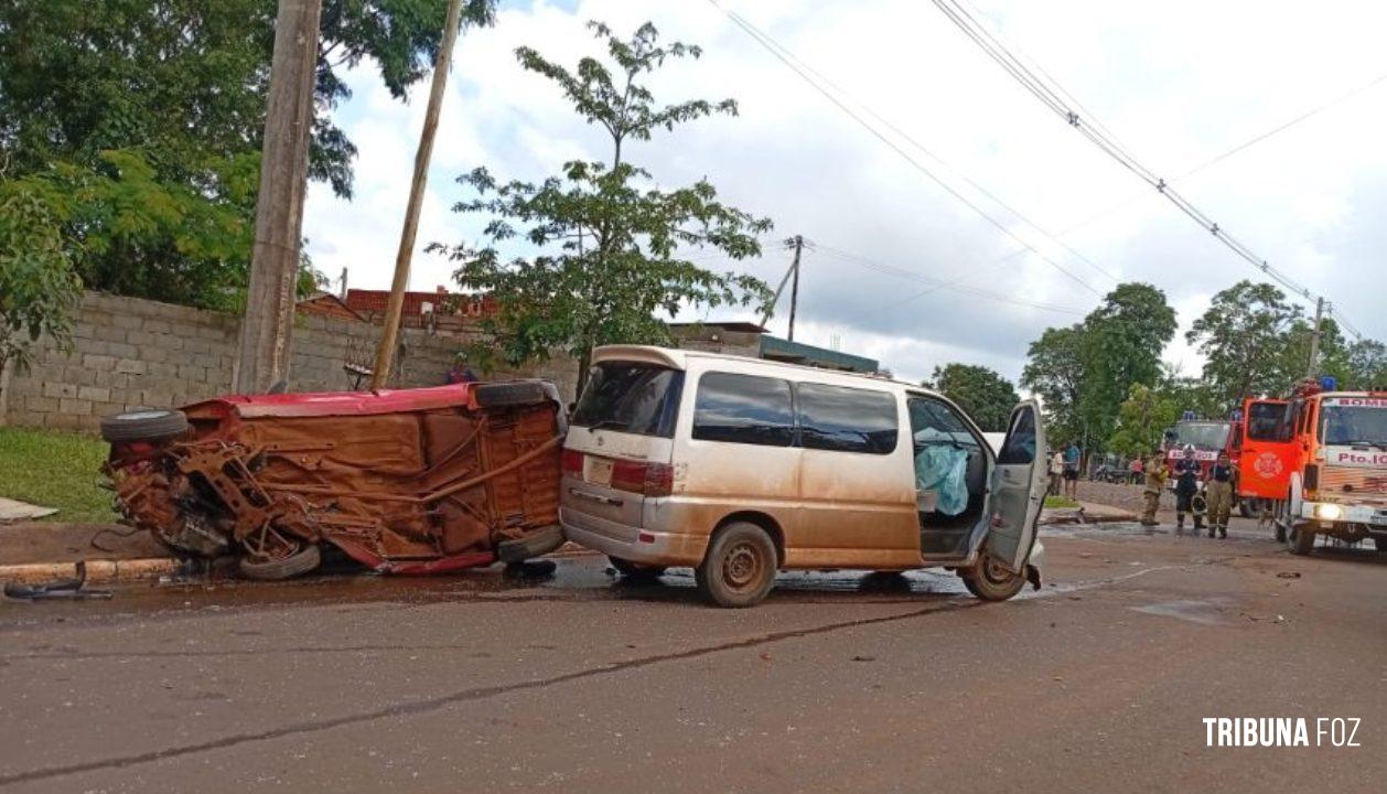 Veiculo capota após colisão em Puerto Iguazu, na Argentina Veiculo capota após colisão em Puerto Iguazu, na Argentina