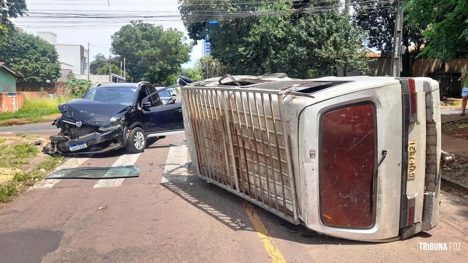 Veiculo tomba após colisão na Rua Edmundo de Barros  Veiculo tomba após colisão na Rua Edmundo de Barros