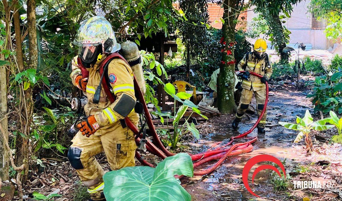 Barraco pega fogo e cachorrinho é salvo pelos bombeiros no Jardim IPÊ
