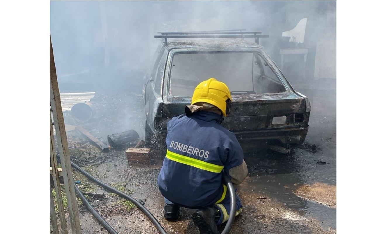 Bombeiros interveem após incêndio veicular na Vila Adriana I
