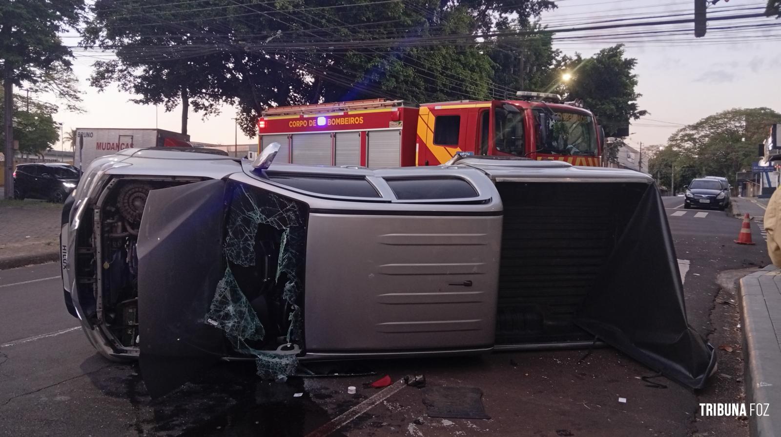 Caminhote capota após colisão no centro de Foz do Iguaçu