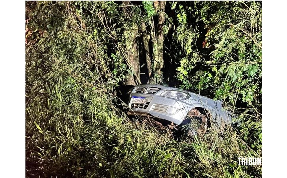 Carro sai da pista e colide em árvore no interior de Marechal Cândido Rondon