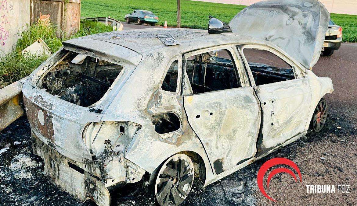 Carro usado em crime de homicídio é incendiado próximo ao Lago de Itaipu
