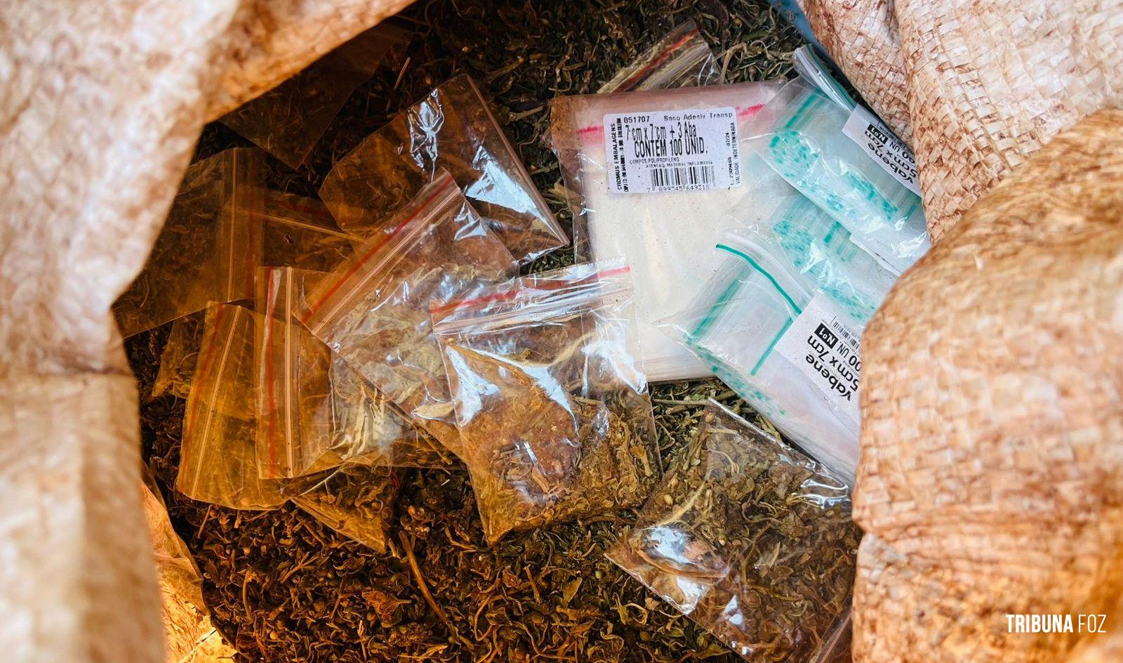 CHOQUE apreende maconha abandonada na "Favela da Sadia" em Foz do Iguaçu