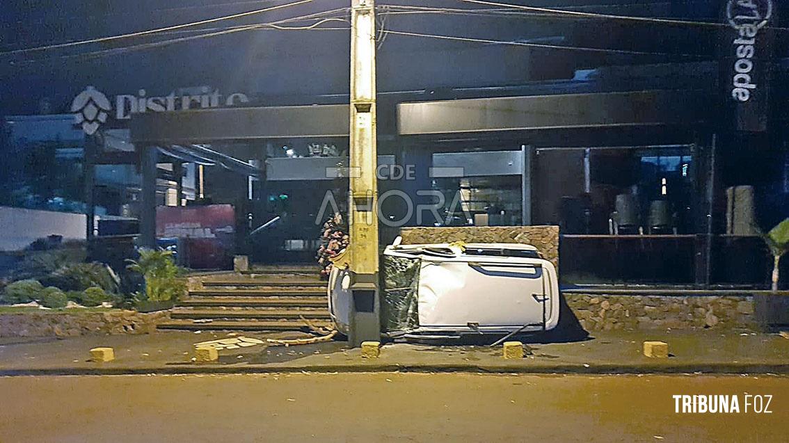 Cinco jovens escapam milagrosamente ilesos após acidente seguido de capotamento