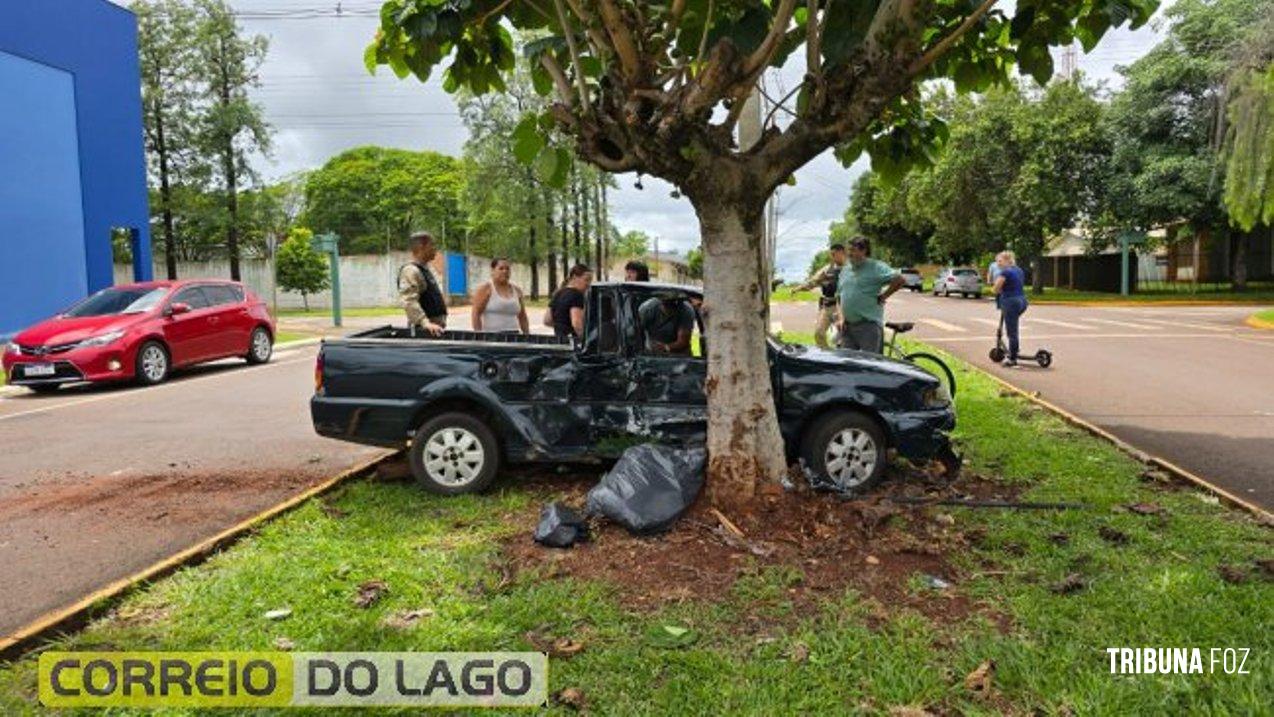 Colisão entre caminhonetes mobiliza socorro e polícia no centro de Santa Helena