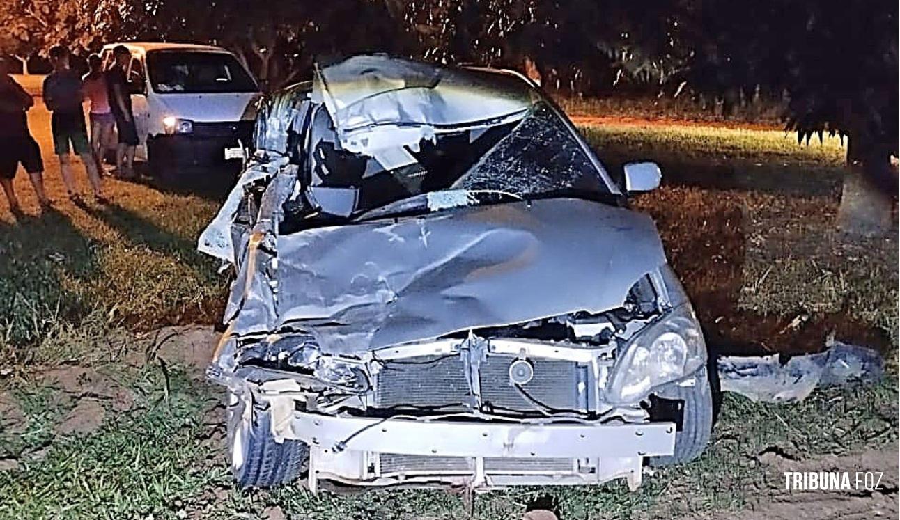 Condutor abandona veículo após colisão com caminhão no Paraguai