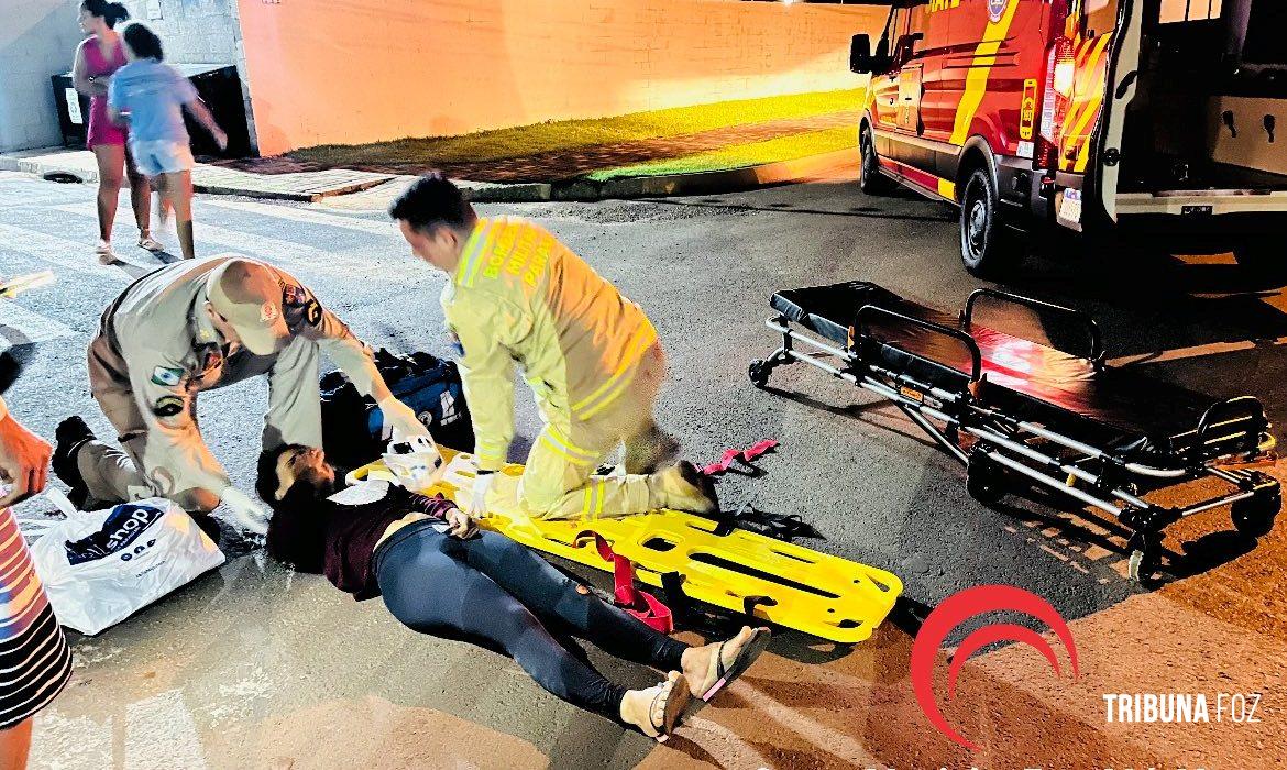 Motociclista atropela cachorro e passageira fica ferida; Animal também se machuca