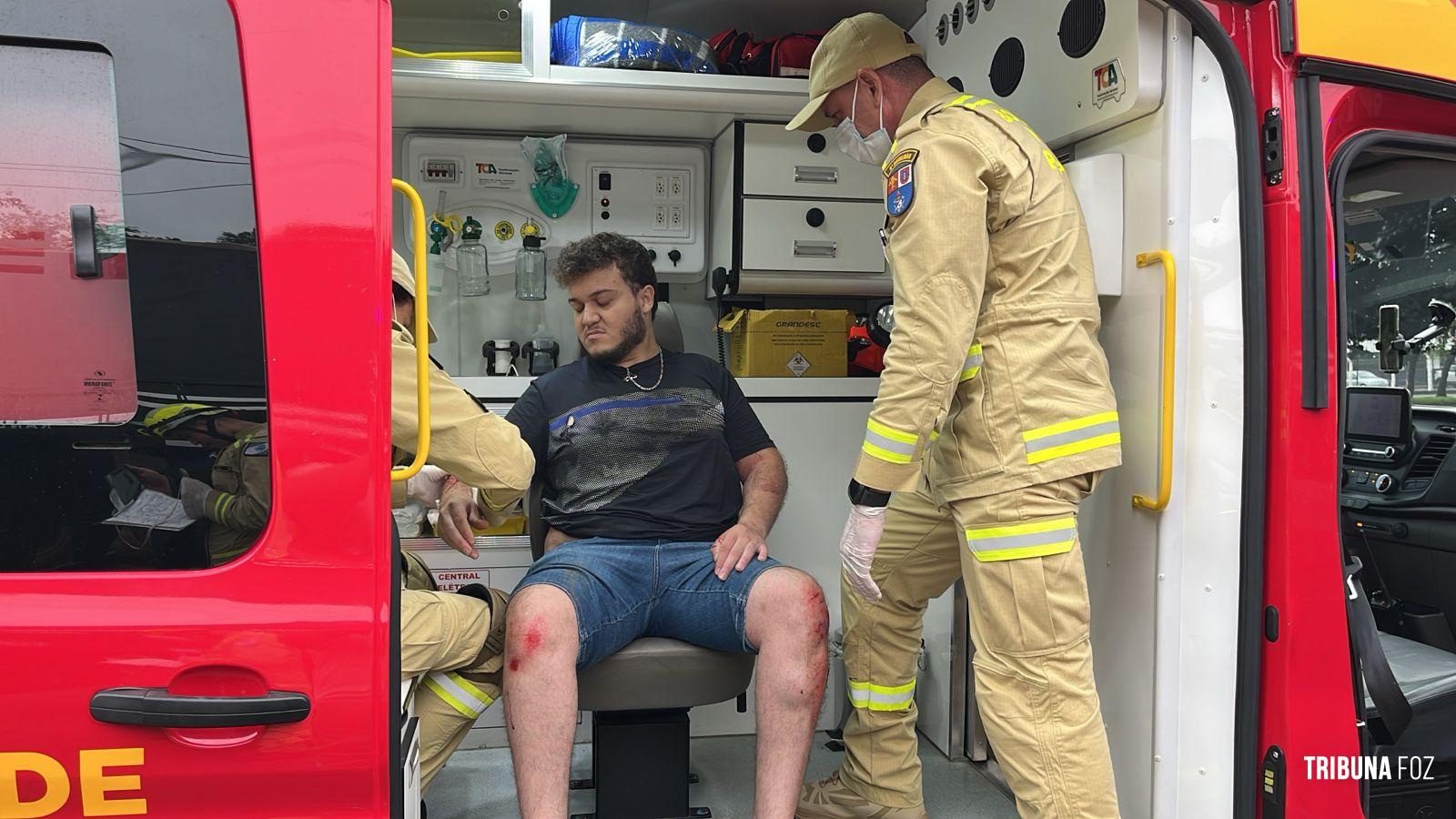 Motociclista é socorrido pelo Siate após colidir contra um caminhão na BR-277