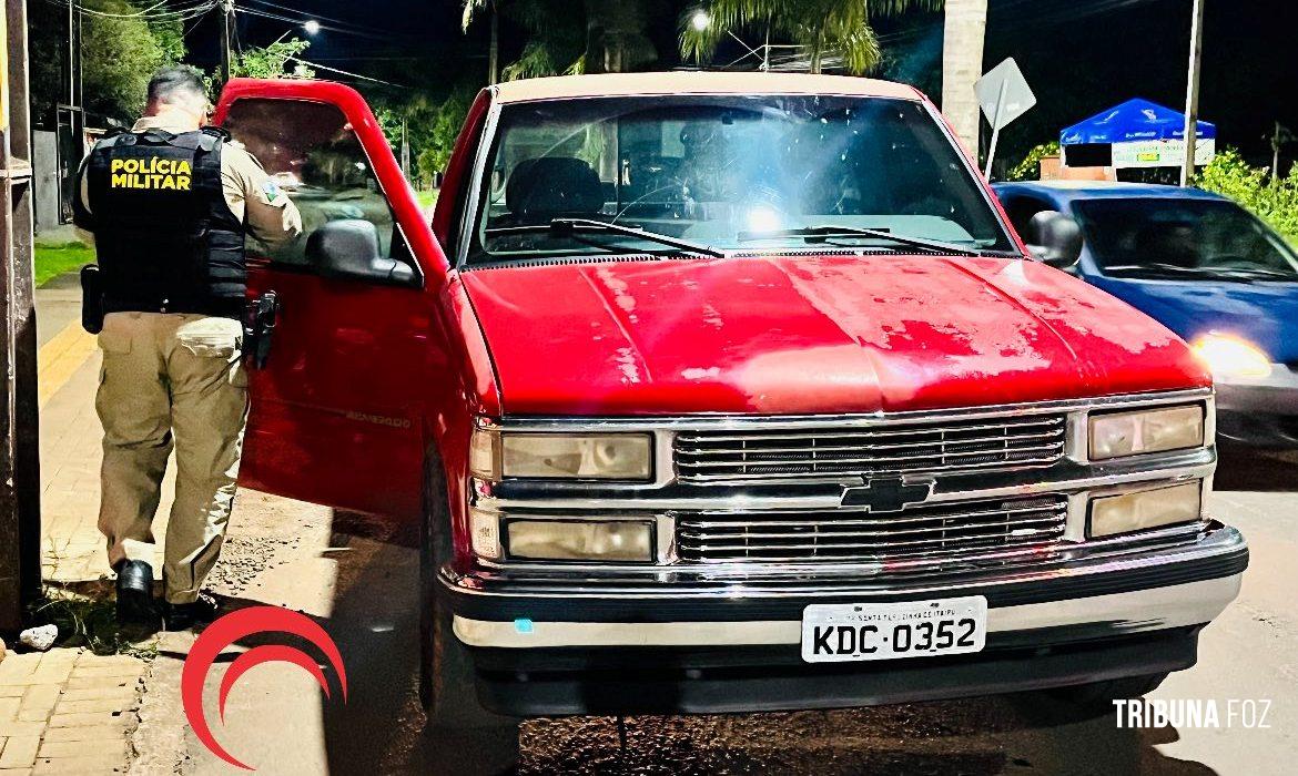 Polícia Militar intercepta duas caminhonetes roubadas e prende duas pessoas