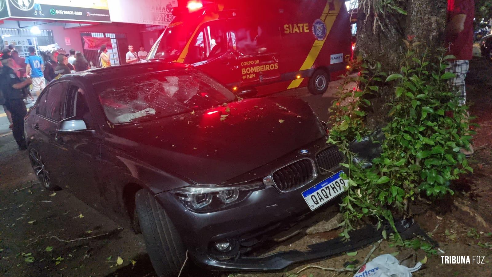 Siate socorre duas pessoas após veículo de luxo colidir contra uma arvore no Morumbi II