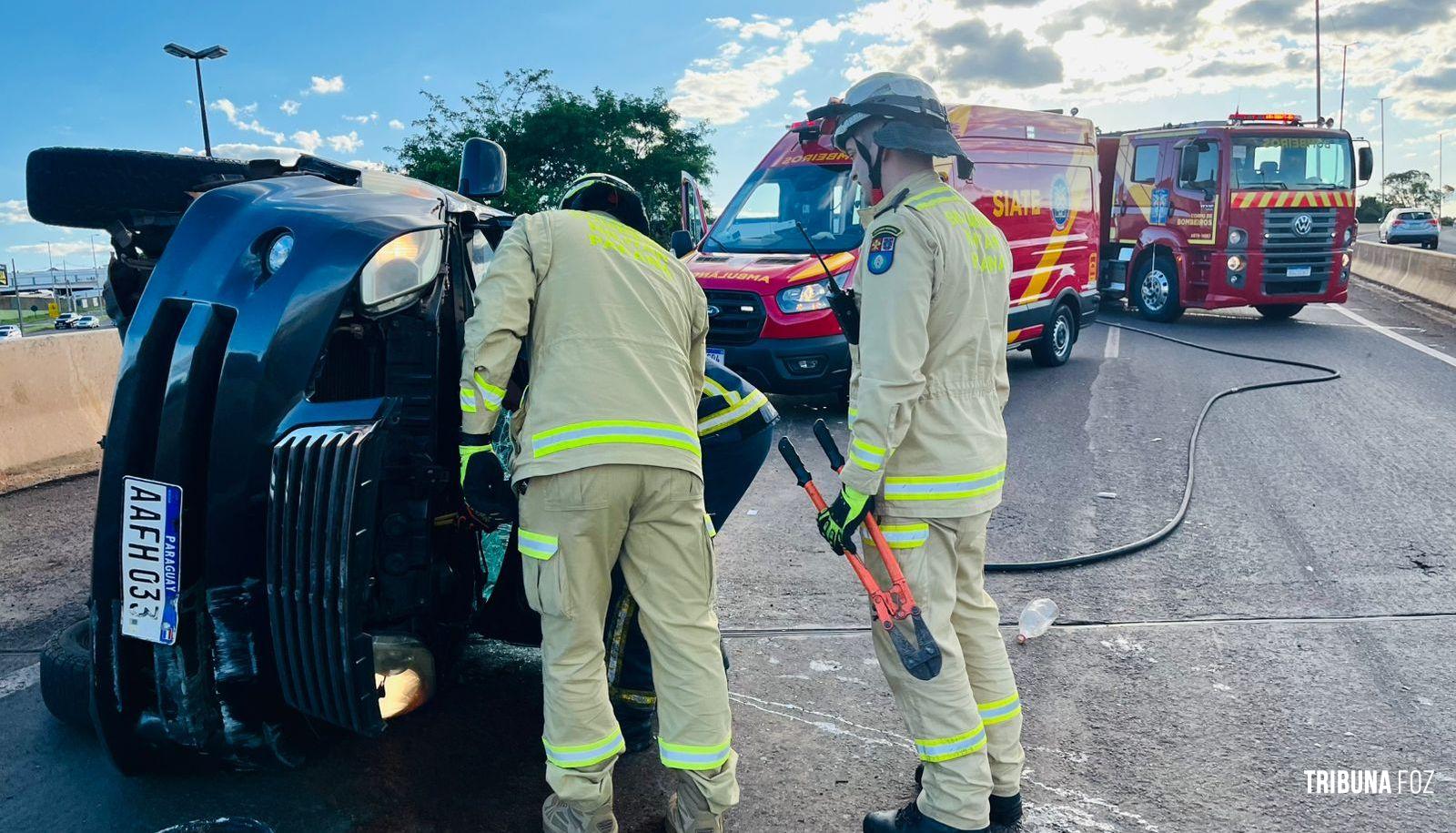 Van paraguaia tomba na BR-277 sobre o viaduto da Av. Costa e Silva e deixa três pessoas feridas em Foz do Iguaçu