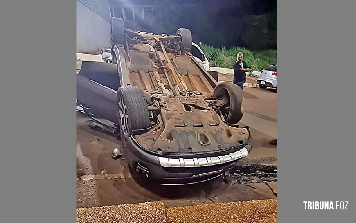 Veículo de placas brasileiras capota após bater em meio-fio no bairro Pablo Rojas em Ciudad Del Este