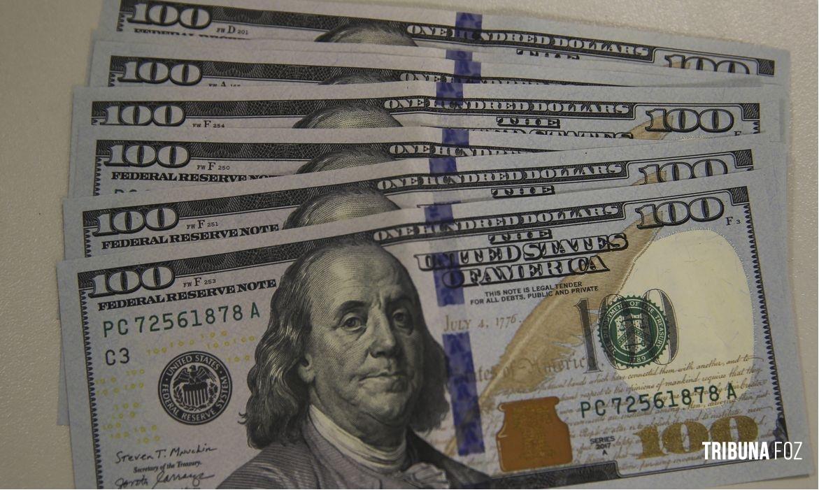 Após sete altas seguidas, dólar cai 0,95% e fecha em R$ 5,53