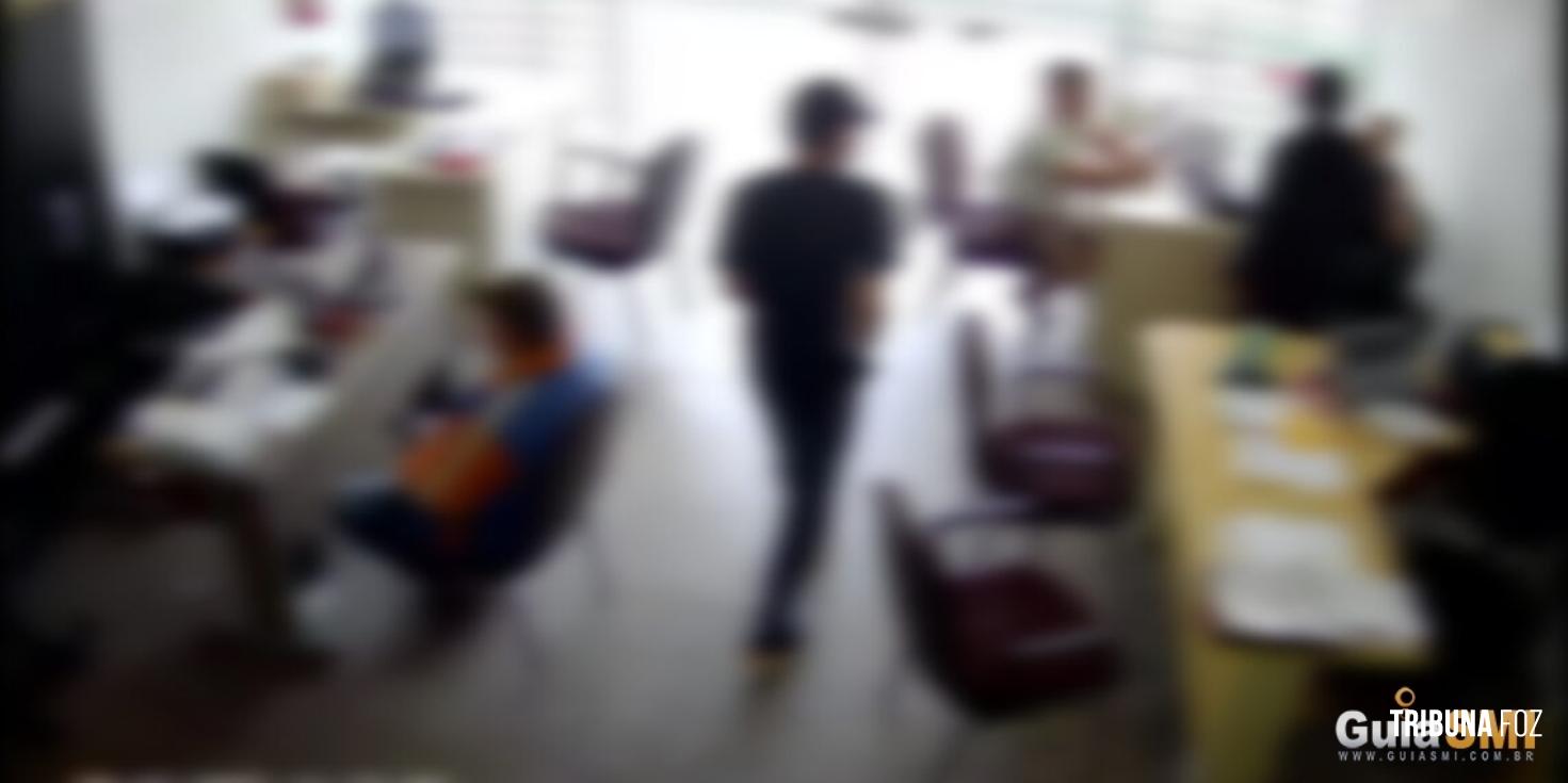 Assalto violento em escritório de despachante assusta funcionários e clientes em Foz do Iguaçu