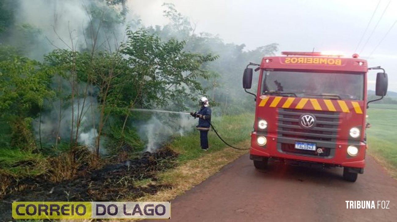 Bombeiros controlam incêndio em vegetação na Linha União, área rural de Santa Helena